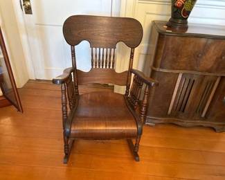ANTIQUE ROCKING CHAIR