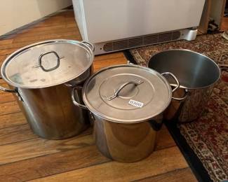 3 STAINLESS STEEL POTS WITH 2 LIDS