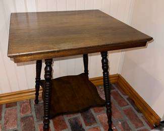 Victorian-style 2 Tier Oak parlor table