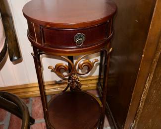 Round accent table