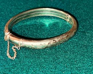 14kt gold etched hinged bangle bracelet with a safety chain