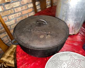 “Krazy Kajun" brand cast iron Dutch oven