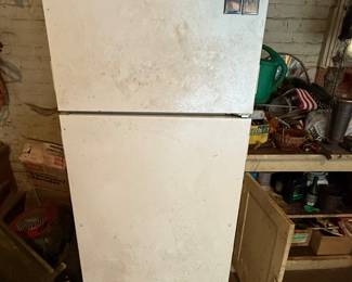 WORKING AMANA REFRIGERATOR 