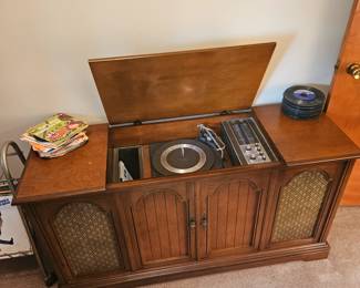 Consol record player with radio (works)