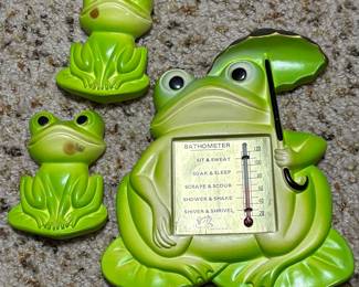 Vintage Chalkware Frogs - Nice!