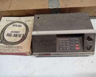 Uniden Bearcat scanner 40 channel w/
Cords and cable