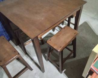 Dining table w/saddleback chairs