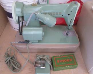 Singer Sewing Machine/Case #185 k 3