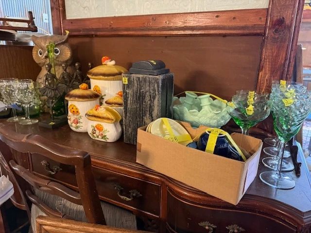 MCM glassware. Pottery. https://modestlambestatesales.hibid.com/ 