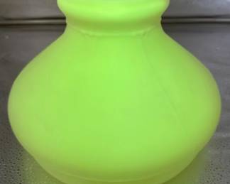 Uranium / vaseline Aladdin glass shade. https://modestlambestatesales.hibid.com/