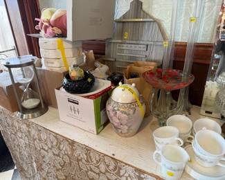 Jelly fish style art glass. Steiff. Correll. https://modestlambestatesales.hibid.com/