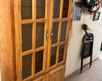 Oak china cabinet/hutch