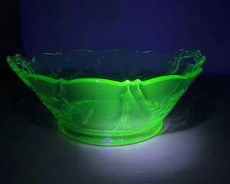 Vintage Vaseline Uranium Green Glass Serving Bowl 
