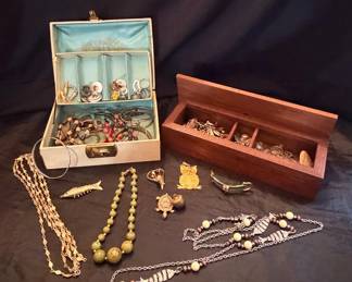 554 Vtg Treasures  Trinkets 