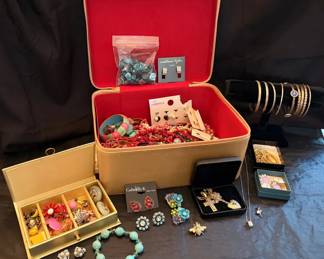 556 Costume Jewelry Treasure Chest
