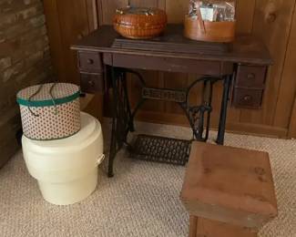 712 Atq. Singer Sewing Machine  Supplies