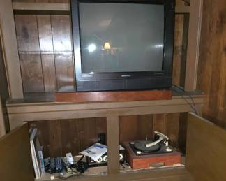 410 Magnavox TV  Vintage Audio Lot