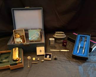 558 Vtg Accoutrements 