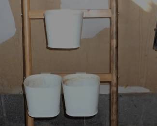 LEANING PLANT HOLDER