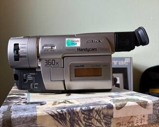 Sony Handycam Vision CCD-TRV67E Hi8 analog camcorder