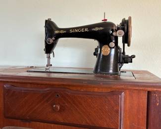 1930 Vintage Singer sewing machine, serial number AD283301, made in 1930 in the Elizabethport, New Jersey (USA) factory