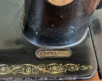 1930 Vintage Singer sewing machine, serial number AD283301, made in 1930 in the Elizabethport, New Jersey (USA) factory
