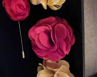 Floral pins for the gentleman