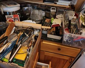 A great amount of very good Utensils. Oh, Yeah! 