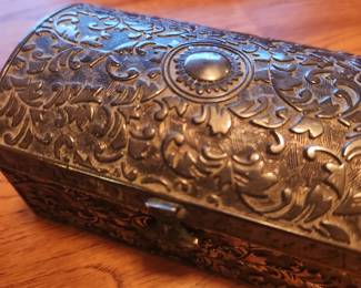 Art Nouveau Era Box. 