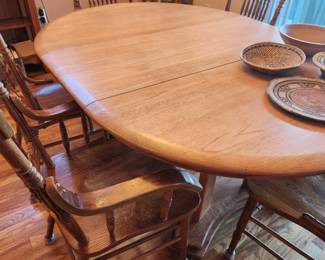 Round Pedestal Table with Leaf to extend to Oblong. 6 Vintage Oak Spindel Back Dining Chars. 