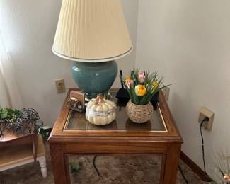 There are two of these end tables w/matching coffee table