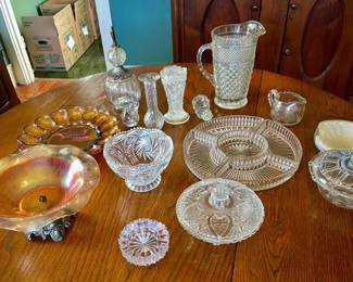 032: Glass and Carnival Glass Assortment