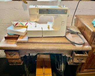 060: Sewing Machine Lot
