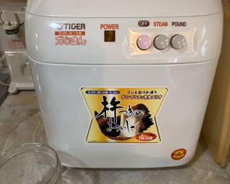 Lots of appliances for preparing Japanese foods