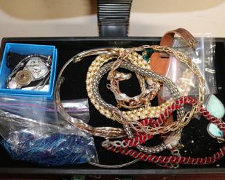 huge assortment of jewelry (more than pictured)