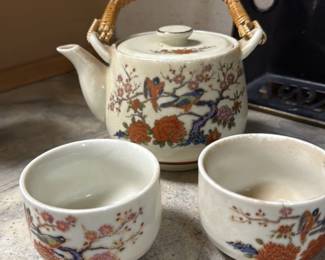 Japanese Imari Porcelain Teapot and Two Cups