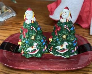 Christmas Tree Santa Claus Figurine Salt and Pepper Shakers