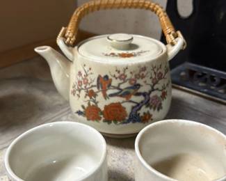 Japanese Imari Porcelain Teapot and Two Cups