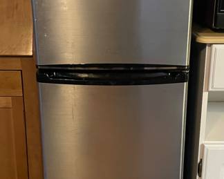 Apt size refrigerator 