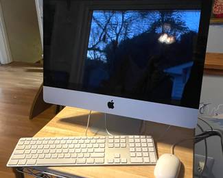 Apple I-Mac desktop, keyboard & mouse