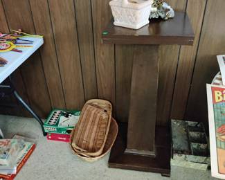 Pedestal table