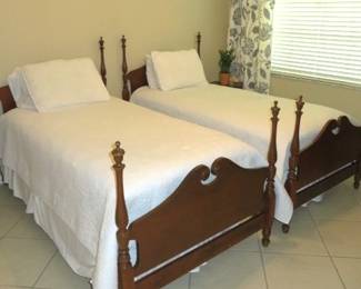 Antique Mahogany Four Poster Twin Beds, Mattress & Box spring 