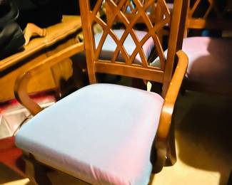 Set of dining chairs with arms 