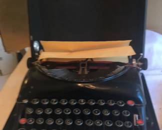 004 A 1936 Remington Black Typewriter