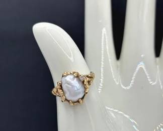 14K Yellow Gold / Mother of Pearl Tiny Solitaire Diamond Ladies Ring Size 7 , 3.69g