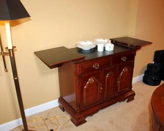 Lexington Flip Top Server

