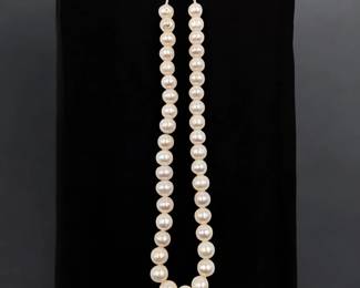 A Beautiful 10-11MM Pearl Necklace, 39 Pearls Total