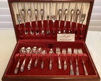 MMP045 Rogers Bros. First Love Silverplate 52 Piece Flatware Set In Wooden Box