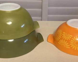 MMP141 Three Vintage Pyrex Cinderella Nesting Mixing Bowls 