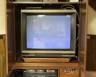 Fisher Sounds System Hitachi TV  Fisher VCR  Entertainment Center  Cds  VHS  